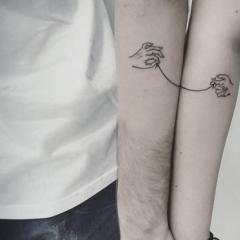 Парные татуировки для двоих на запястье